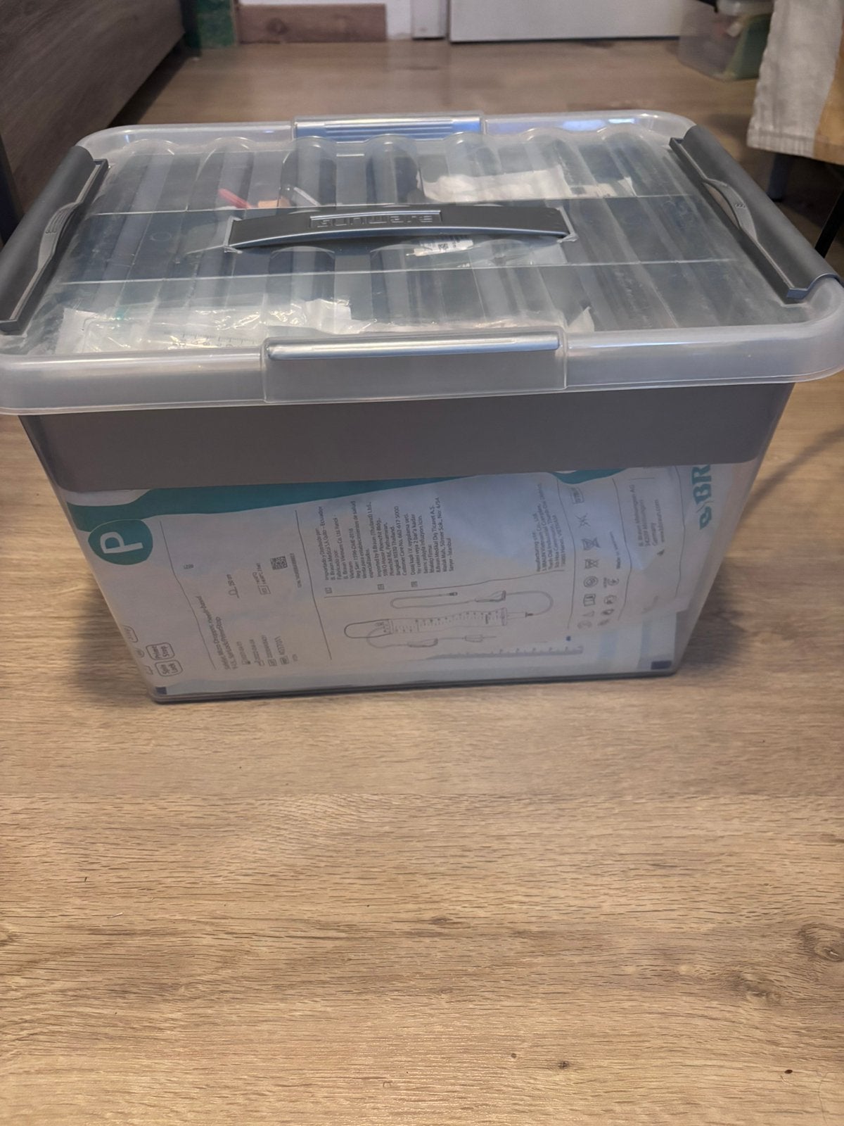 Box met verpleegkundig materiaal, Divers, Enlèvement