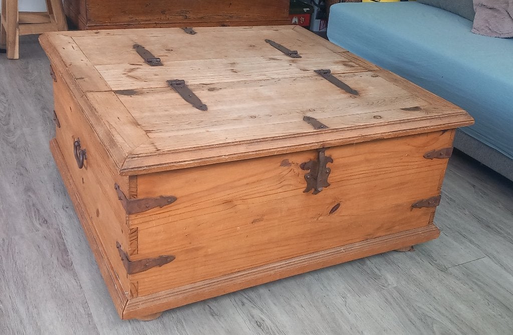 Landelijke houten kist/salontafel - Mexicaans grenen, Huis en Inrichting, Ophalen, Gebruikt, Met klep(pen), 75 cm of meer