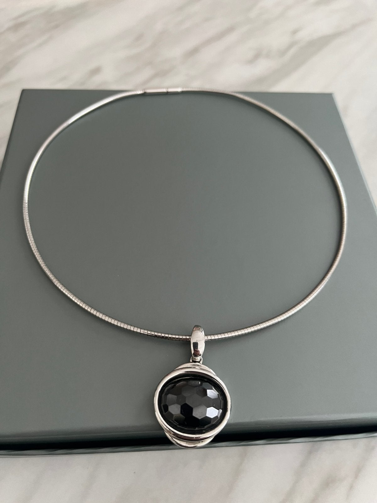 Piere lang ketting, Bijoux, Sacs & Beauté, Enlèvement ou Envoi, Comme neuf