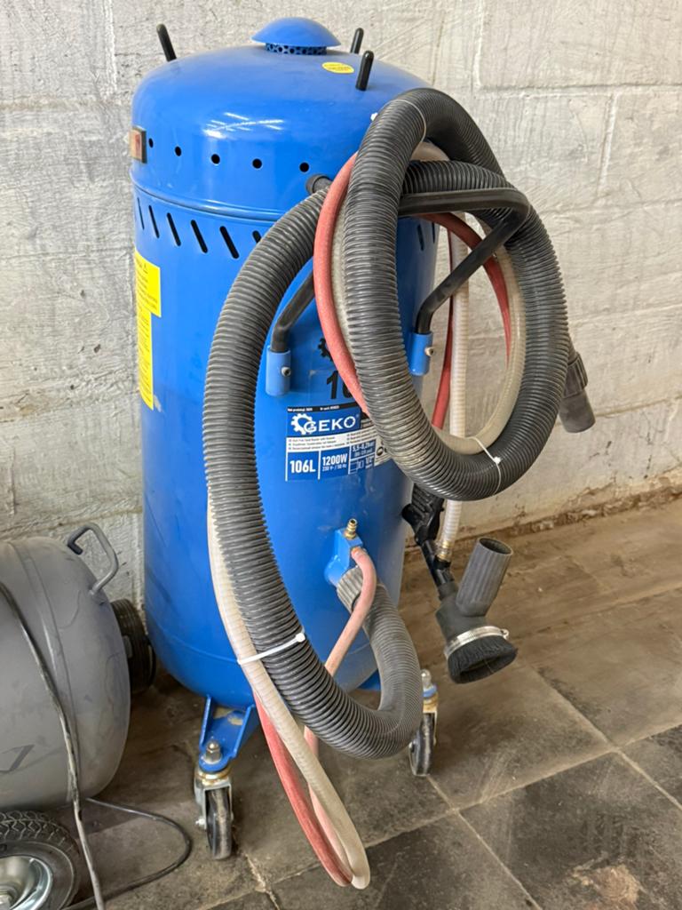 Zandstraler 106l met toebehoren 5 mnd oud, Ophalen