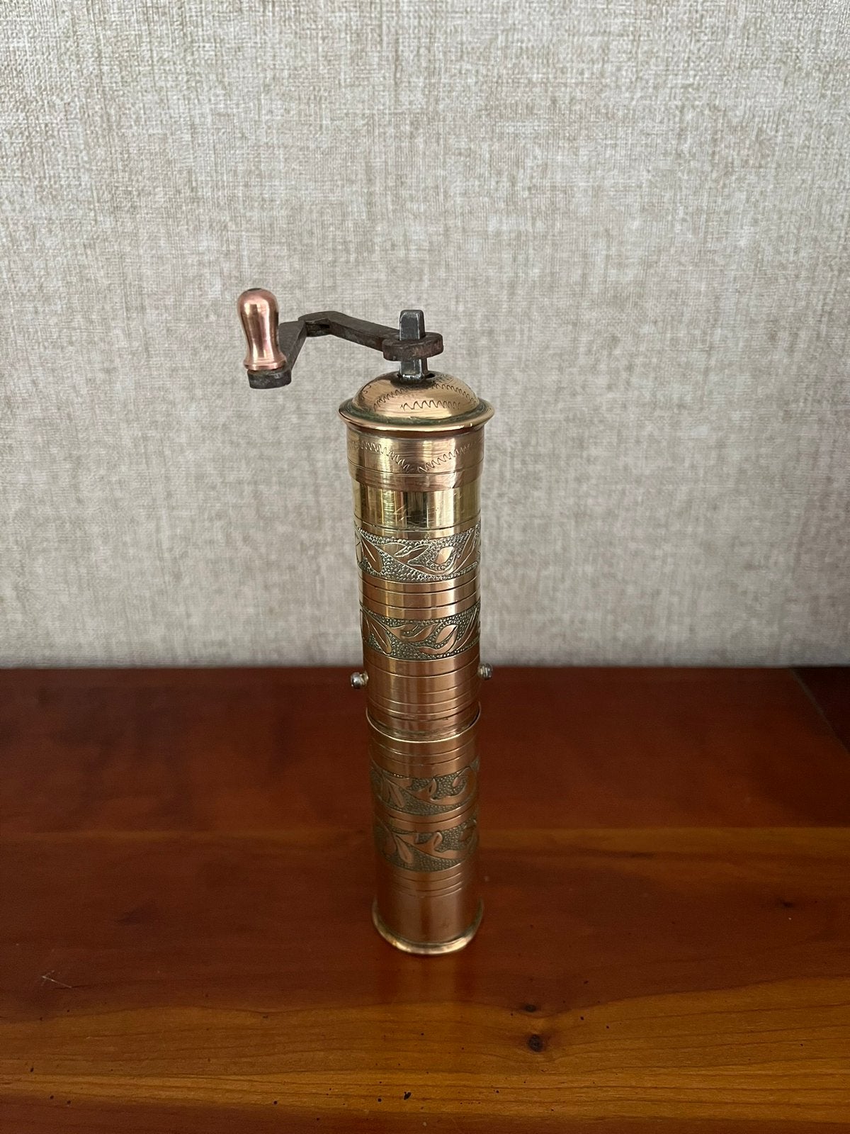 Oude oosterse handmatige koffiemolen in gegraveerd messing, Ophalen