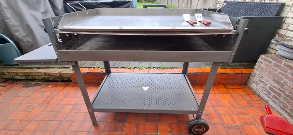 Grote BBQ met plancha plaat, Tuin en Terras, Houtskoolbarbecues, Gebruikt, Met accessoires, Ophalen