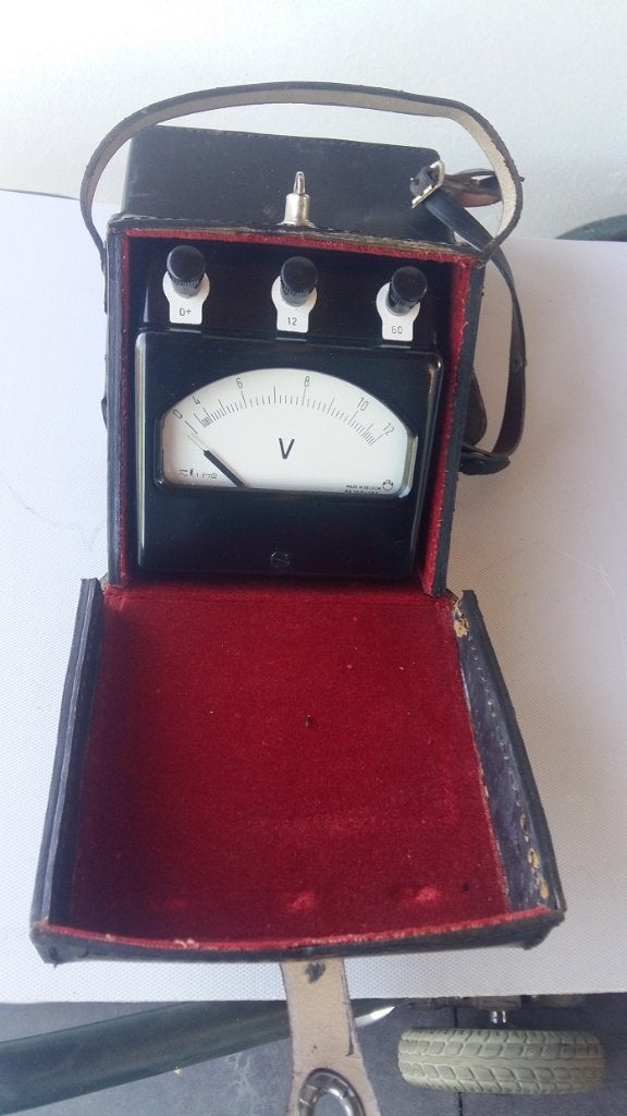 Voltmètre ancien échelle 12 et 60V Made in Belgium, Antiquités & Art, Antiquités | Céramique & Poterie, Enlèvement ou Envoi