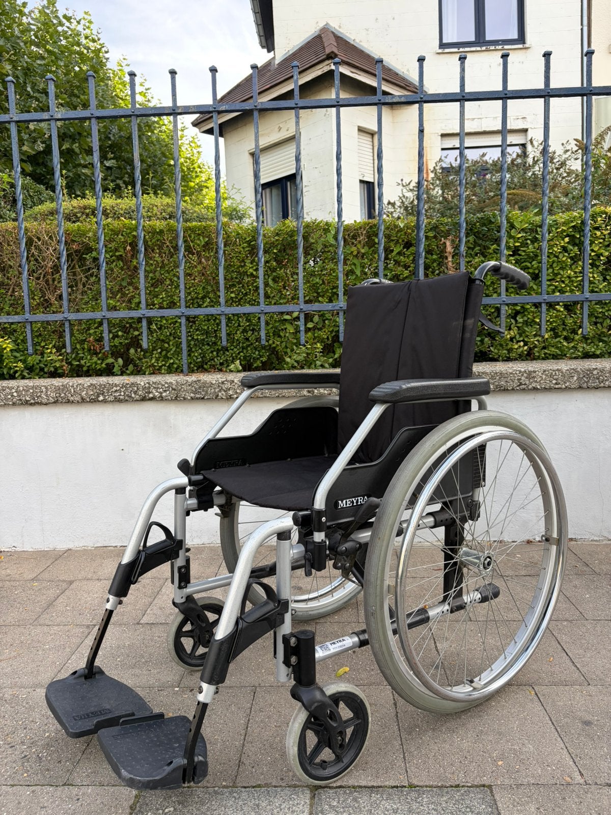 Chaise roulante pliable Meyra etat neuf leger, Divers, Chaises roulantes, Enlèvement ou Envoi, Pliant, Fauteuil roulant manuel