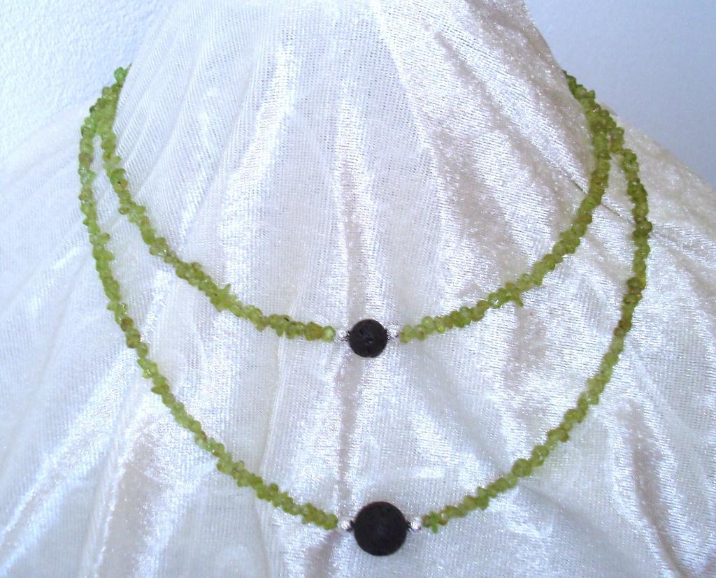 Dubbele ketting van peridot en lava, Handtassen en Accessoires, Kettingen, Nieuw, Steen of Mineraal, Groen, Met edelsteen, Verstelbaar
