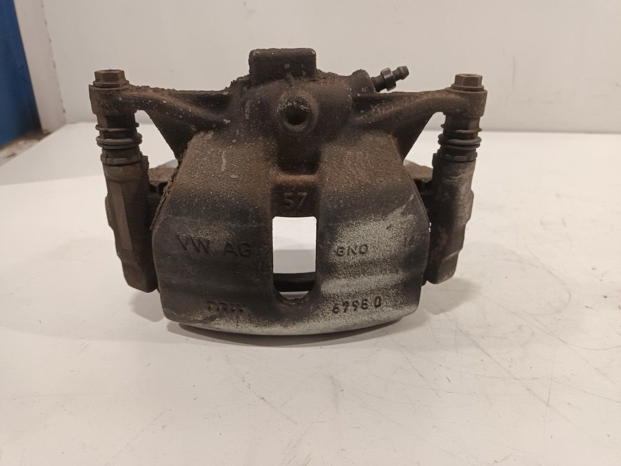 Remklauw links voor Volkswagen Golf, Onderdelen@venauto.nl, Van der Ven Autorecycling B.V., Ettenseweg 76, 4706 PB Roosendaal, The Netherlands