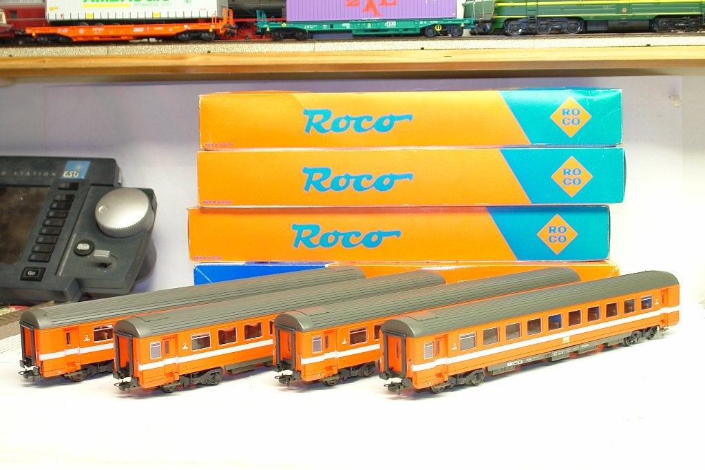 ROCO lot de 4 VOITURES SNCF 2ème classe HO courte 24 cm, Hobby & Loisirs créatifs, Enlèvement ou Envoi, Wagon, Comme neuf, Roco