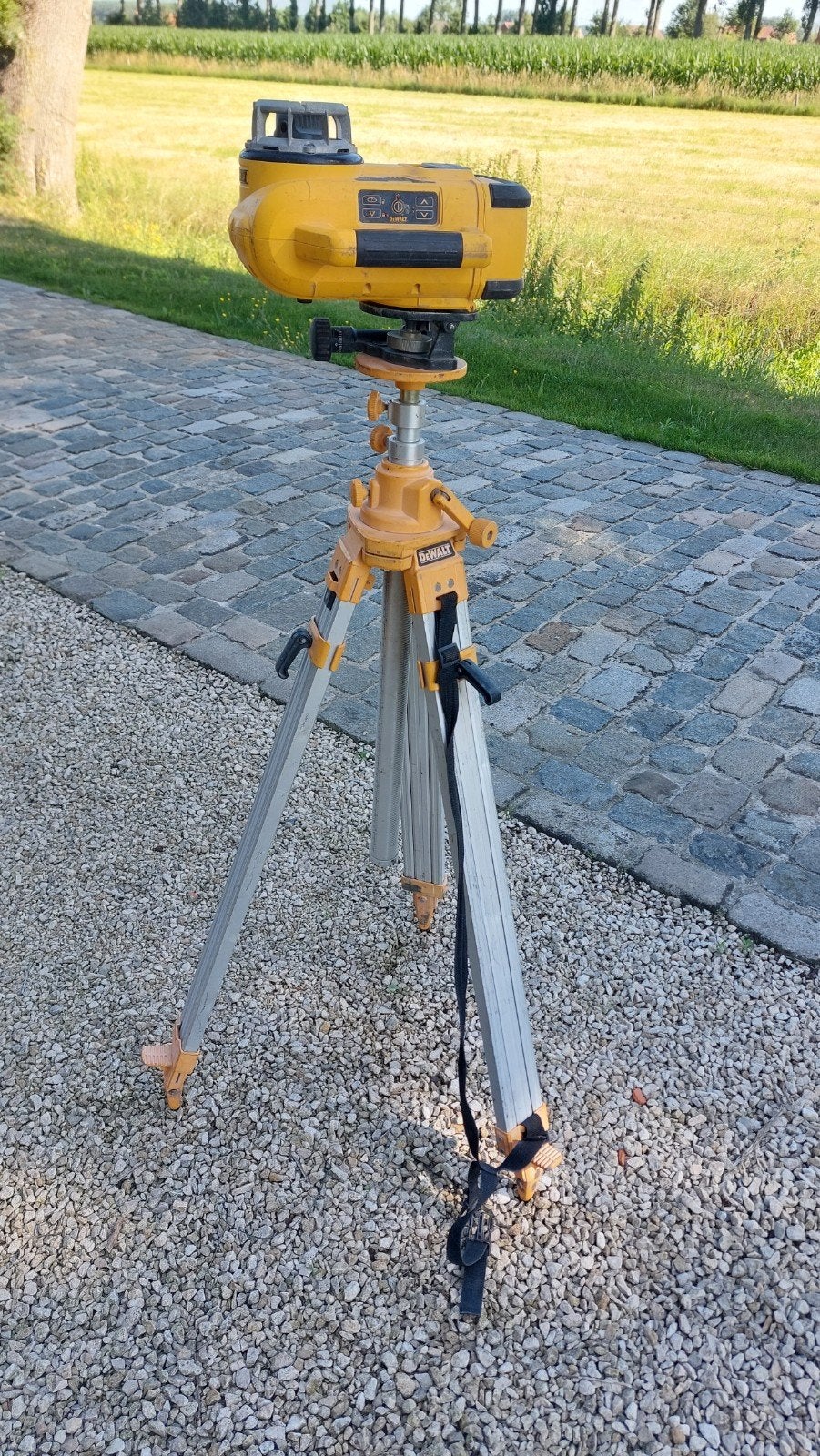 Lazer Dewalt, Doe-het-zelf en Bouw, Ophalen
