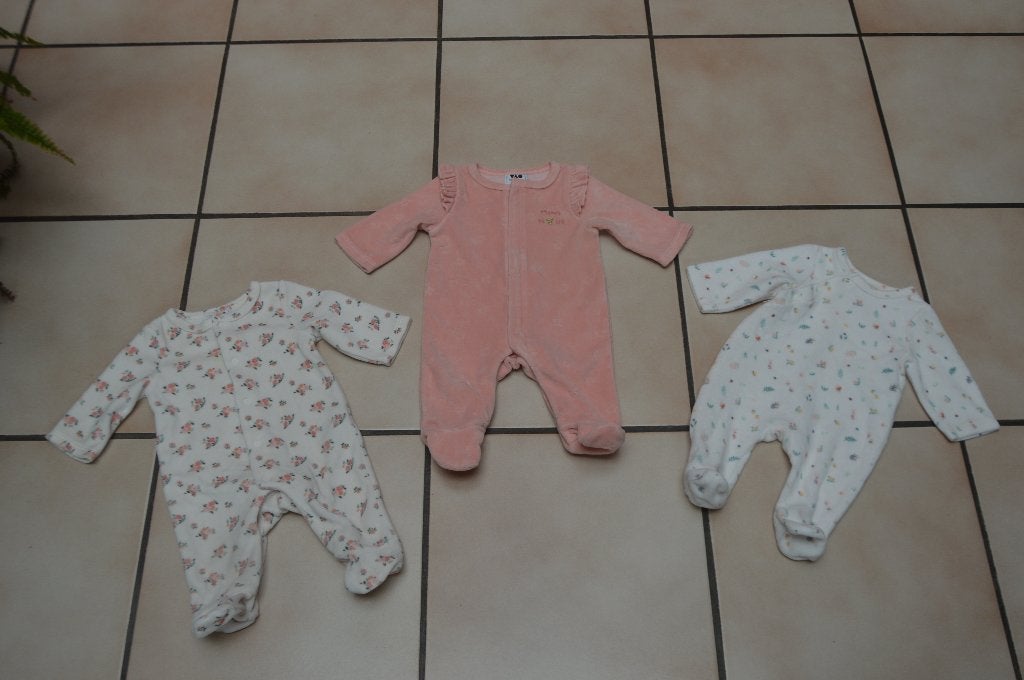Bébé Fille Pyjamas velours "TAO" T53 ou 0/1mois comme NEUFS, Enfants & Bébés, Vêtements de bébé | Taille 50, Comme neuf, Vêtements de nuit ou Sous-vêtements