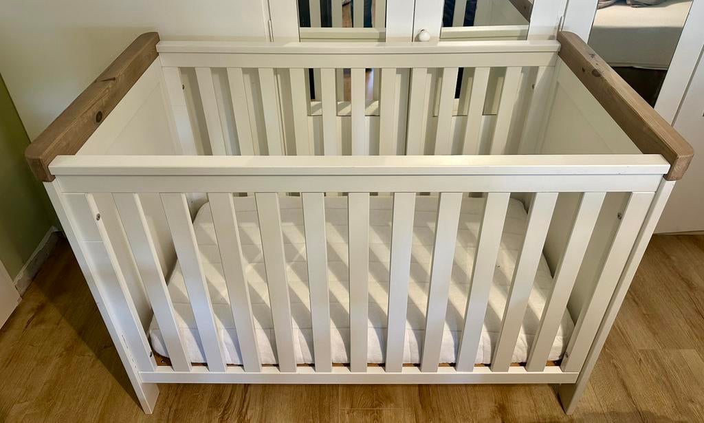 Kidsmill Savigno ledikant incl matras en beddengoed, Ophalen, Zo goed als nieuw, Ledikant