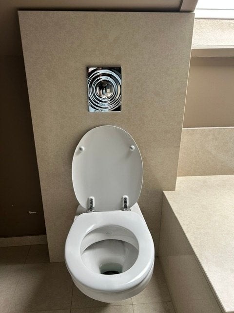 WC suspendu Geberit complet avec réservoir intégré., Bricolage & Construction, Sanitaire, Enlèvement, Utilisé, Pierre, Toilettes