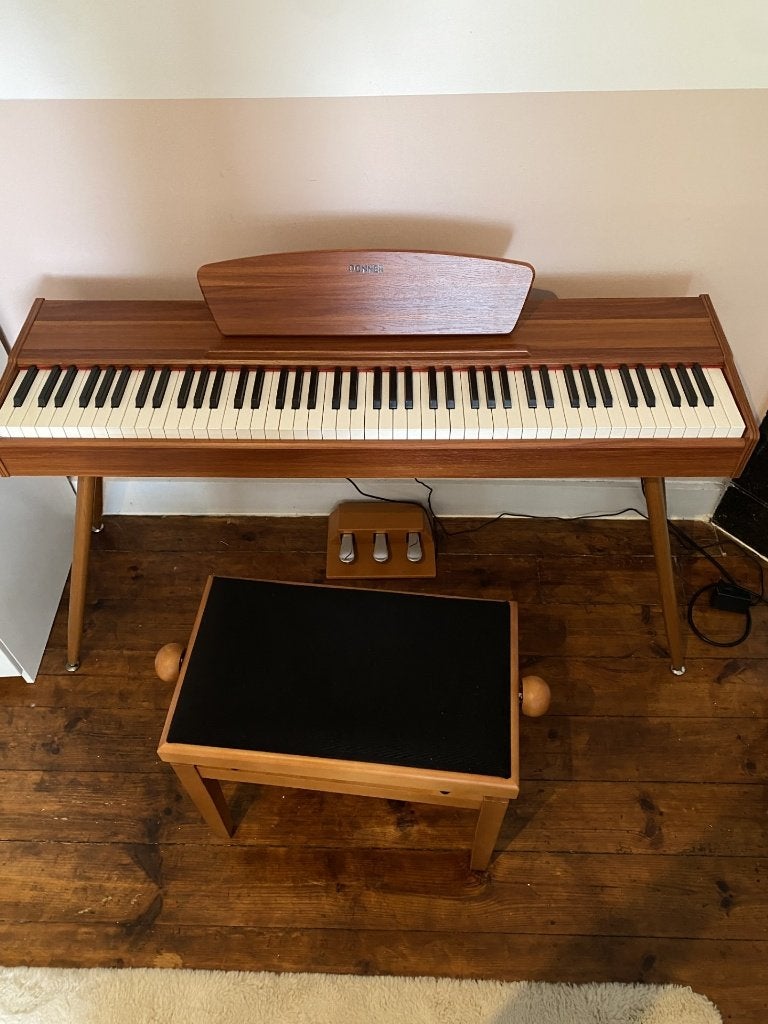 Piano + bankje, Muziek en Instrumenten, Ophalen, Bruin, Digitaal, Zo goed als nieuw