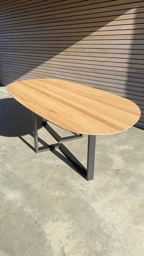 Table en chêne massif avec pied en acier thermolaqué, Enlèvement, Neuf, Chêne