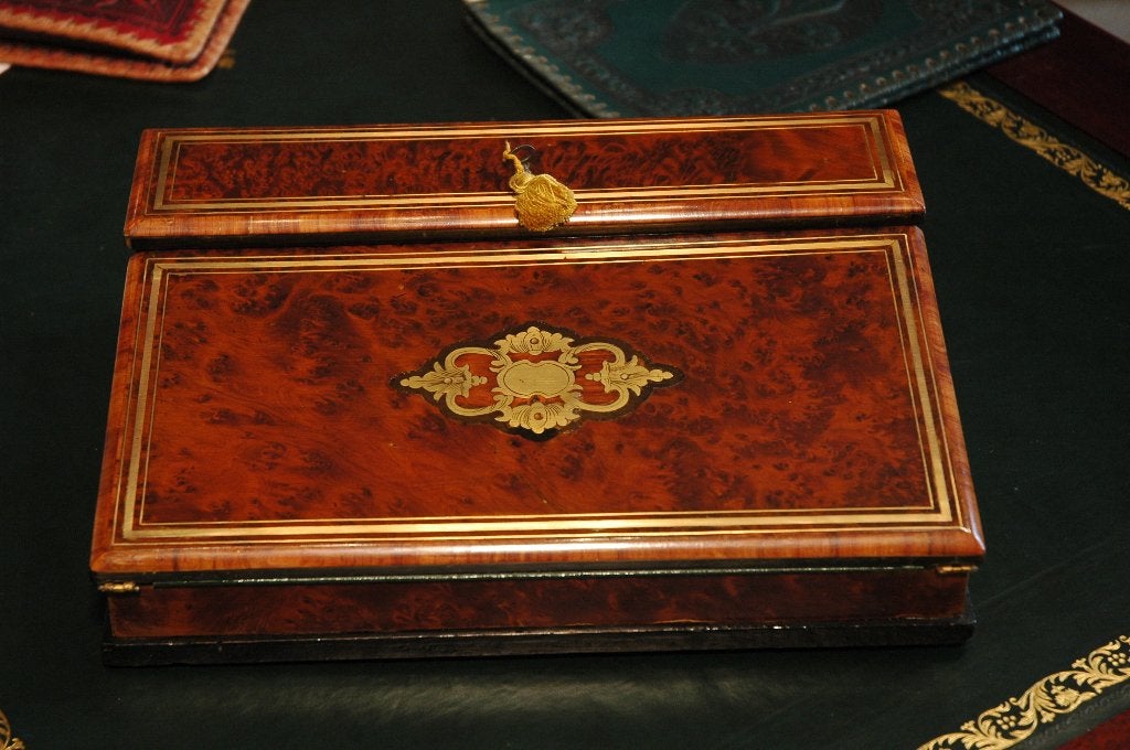 Ecritoire Napoléon III en placage de loupe de thuya, Enlèvement