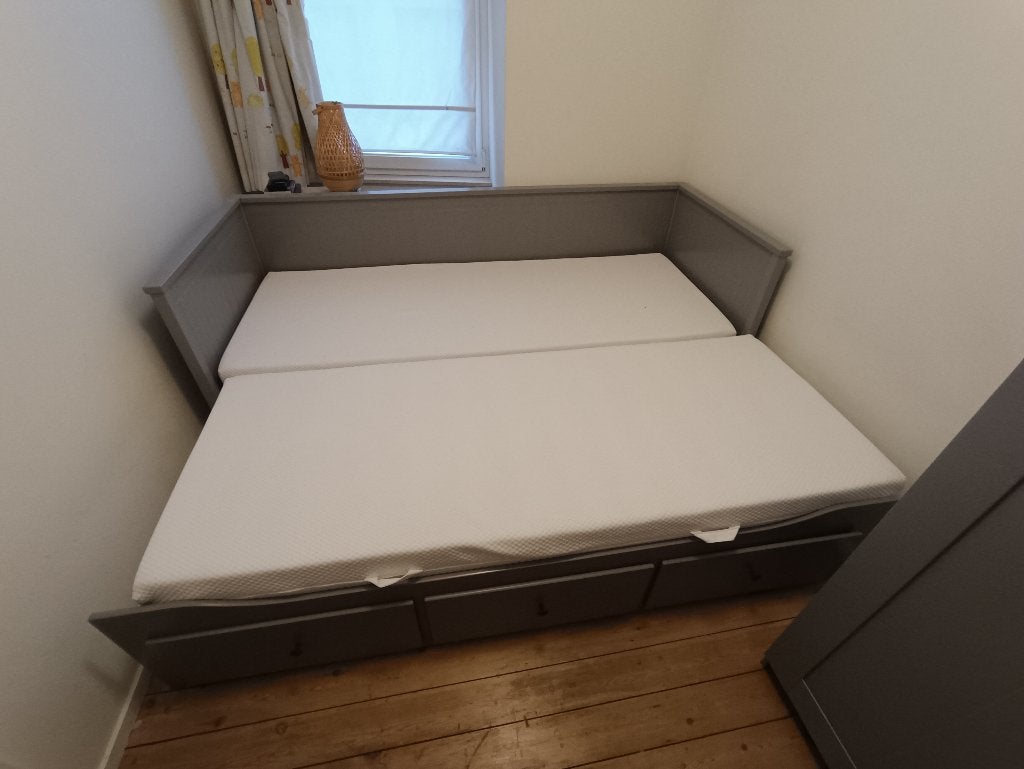 Lit banquette 2 places Hemnes + 2 matelas, Gris, Enlèvement, Utilisé, Bois