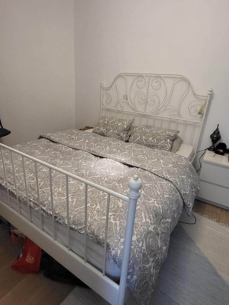 Lit élégant avec structure métallique – Démonté, Maison & Meubles, Chambre à coucher | Lits, Utilisé, Deux personnes, 160 cm, 200 cm