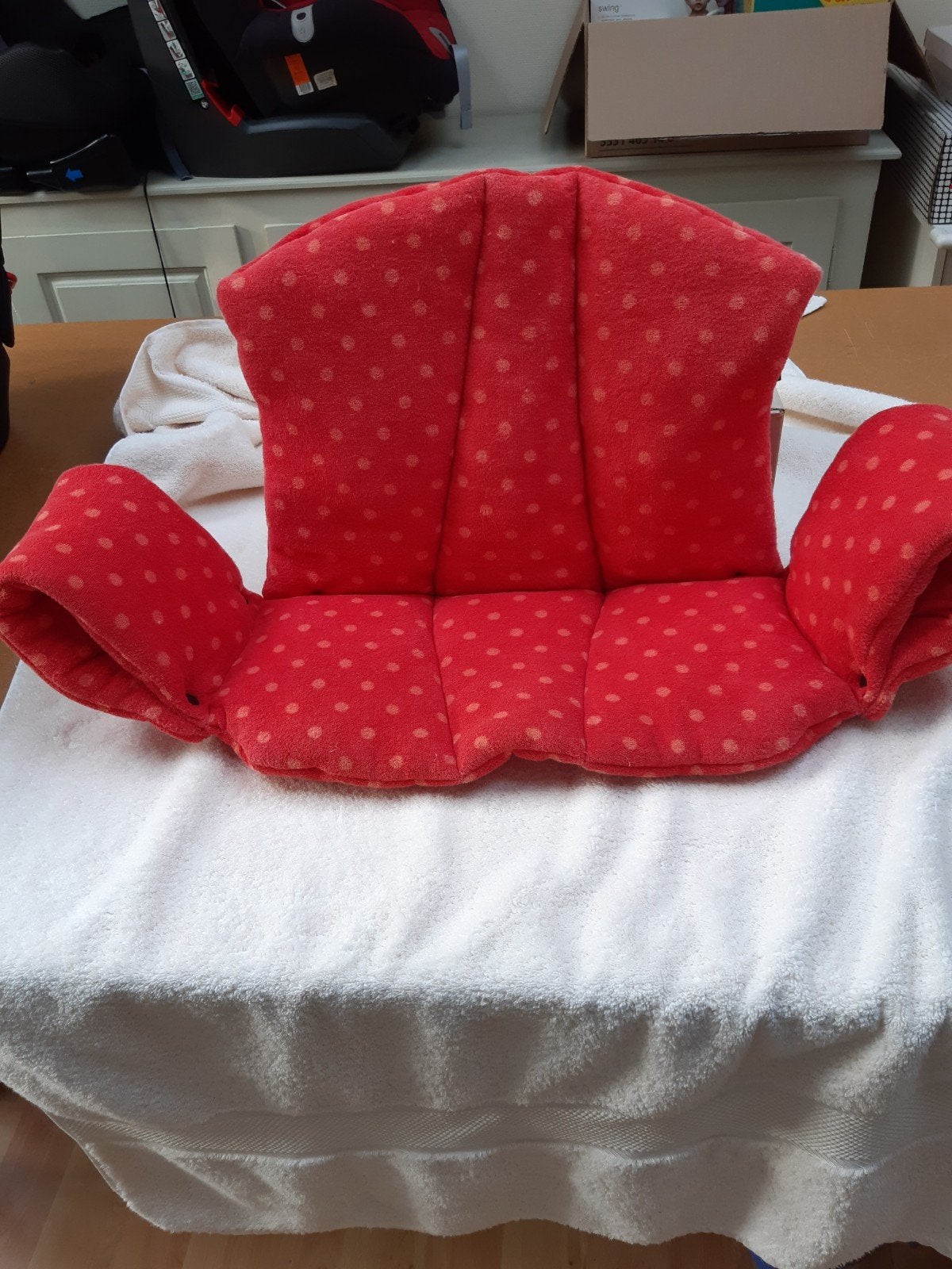 Rood verklein kussen voor houten eetstoel, Kinderen en Baby's, Ophalen, Zo goed als nieuw