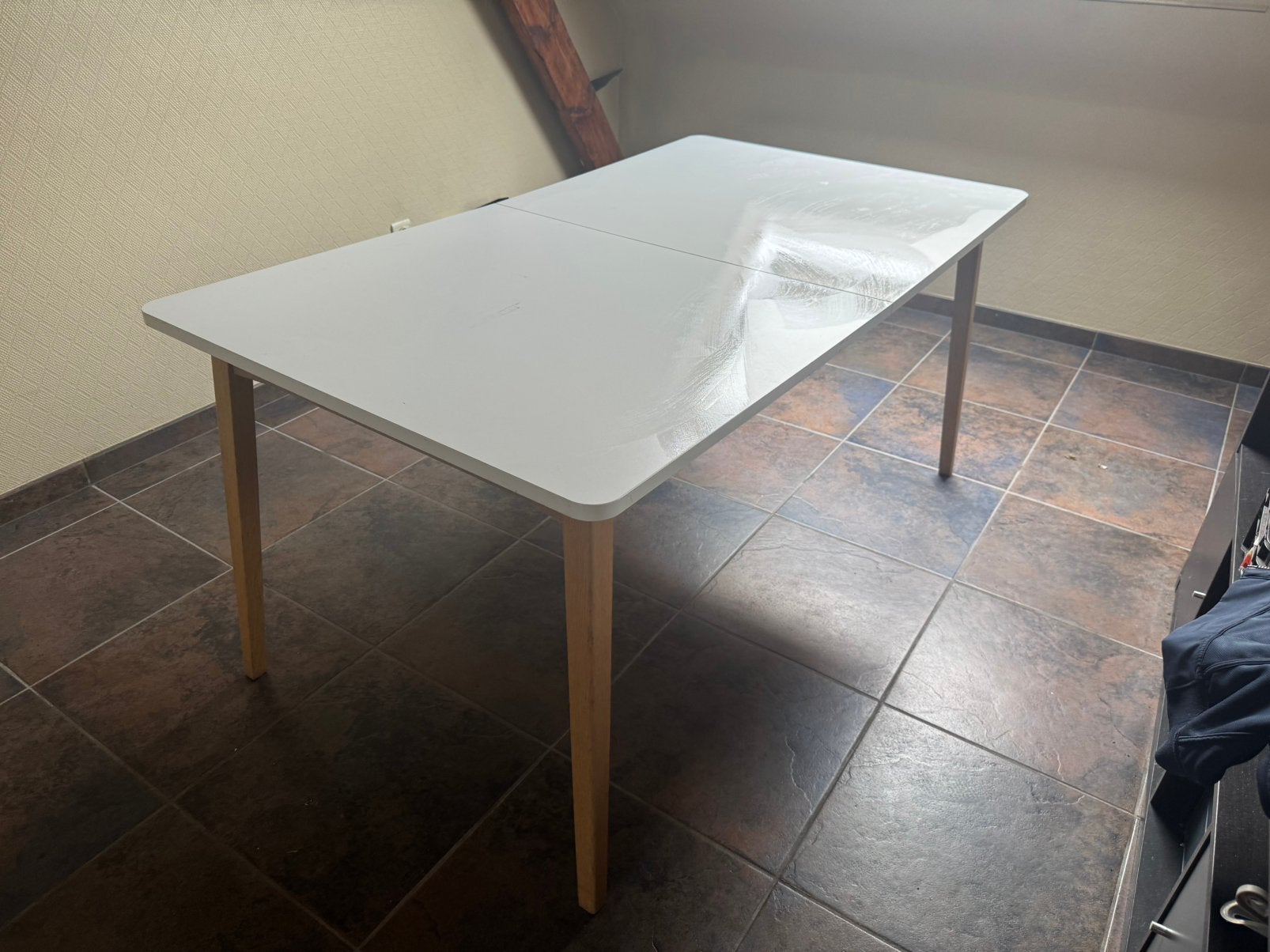 witte eettafel met houten poten, Huis en Inrichting, Ophalen, Zo goed als nieuw