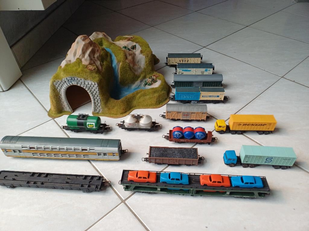 trein wagon lima verschillende 2 vrachtwagens en tunnel, Hobby en Vrije tijd, Modeltreinen | H0, Gebruikt, Wagon, Lima, Ophalen of Verzenden