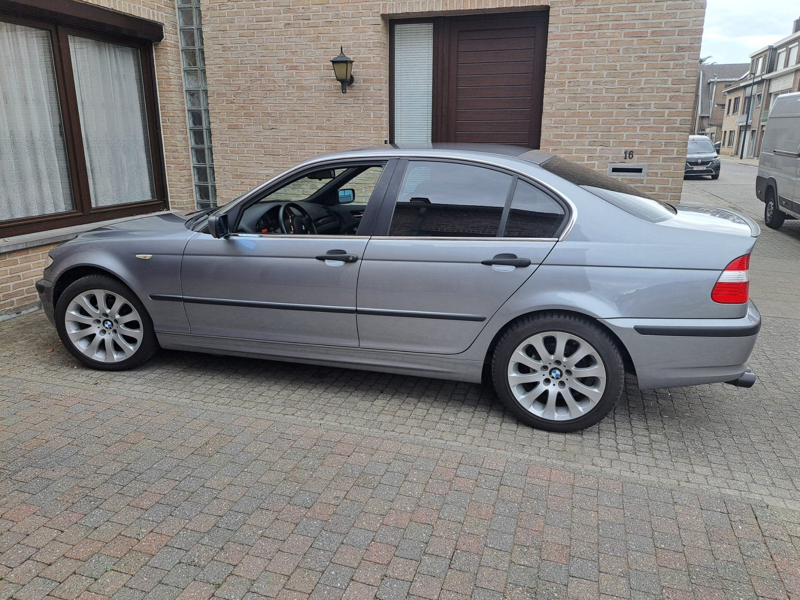 Bmw 318i à essence. Avec 67000 km. État neuf., 100 kW, Argent ou Gris, Boîte manuelle, Entretenue par le concessionnaire