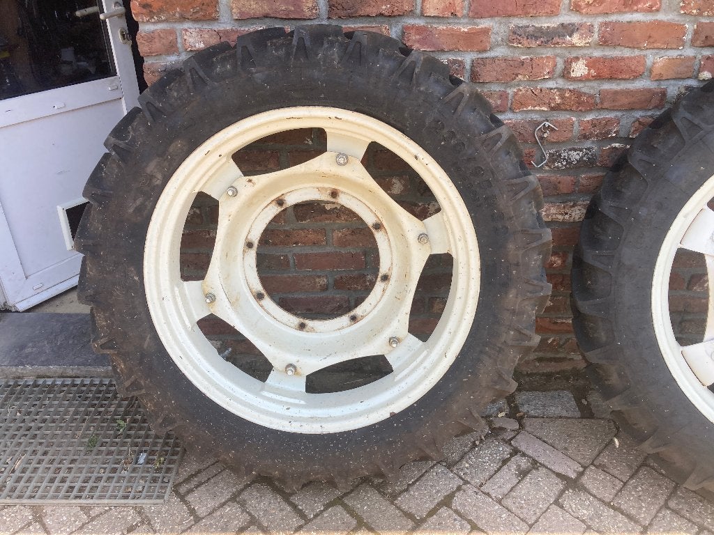 Complete set van vier smalle cultuurwielen tractorwielen, Articles professionnels, Agriculture | Pièces | Pneus, Jantes & Essieux