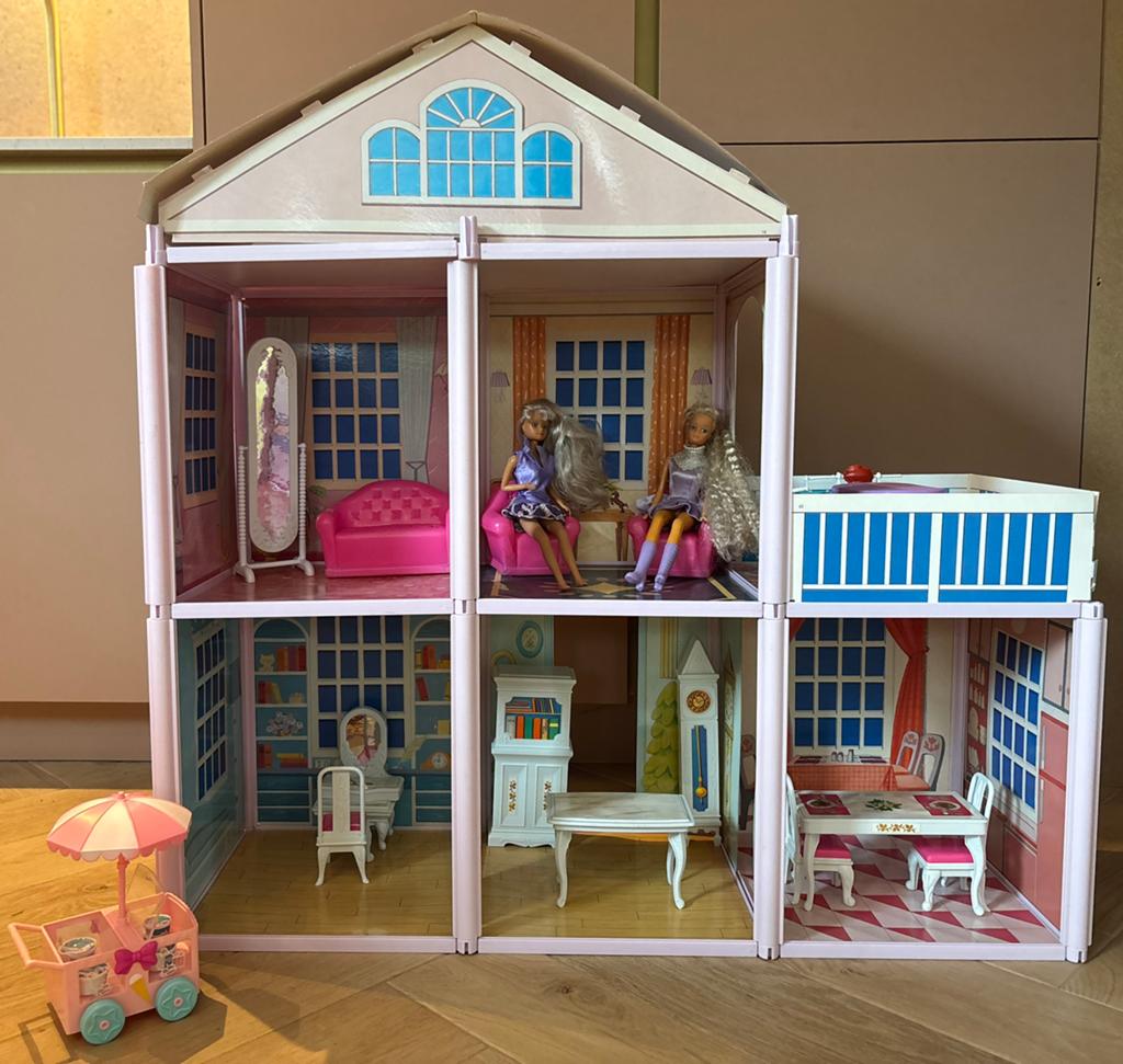 Barbiehuis + poppen en accessoires, Ophalen, Gebruikt, Poppenhuis