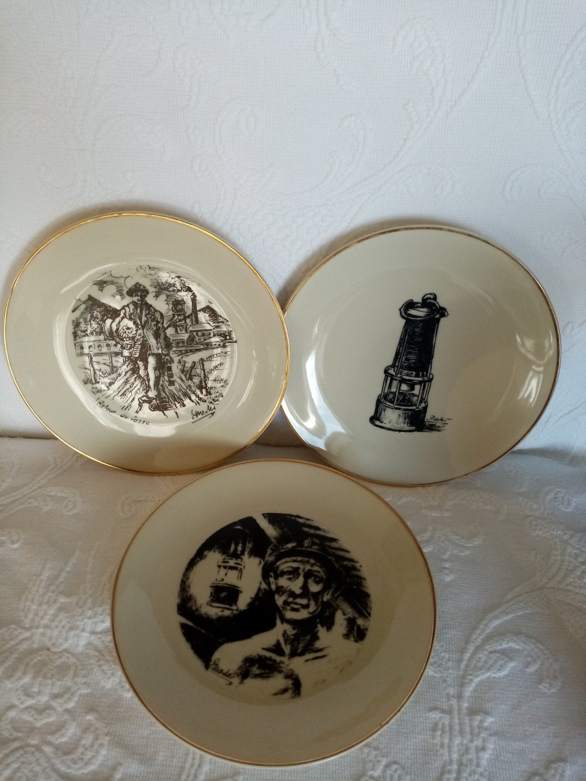 Trois assiettes porcelaine du peintre  Émile Mester, Enlèvement ou Envoi