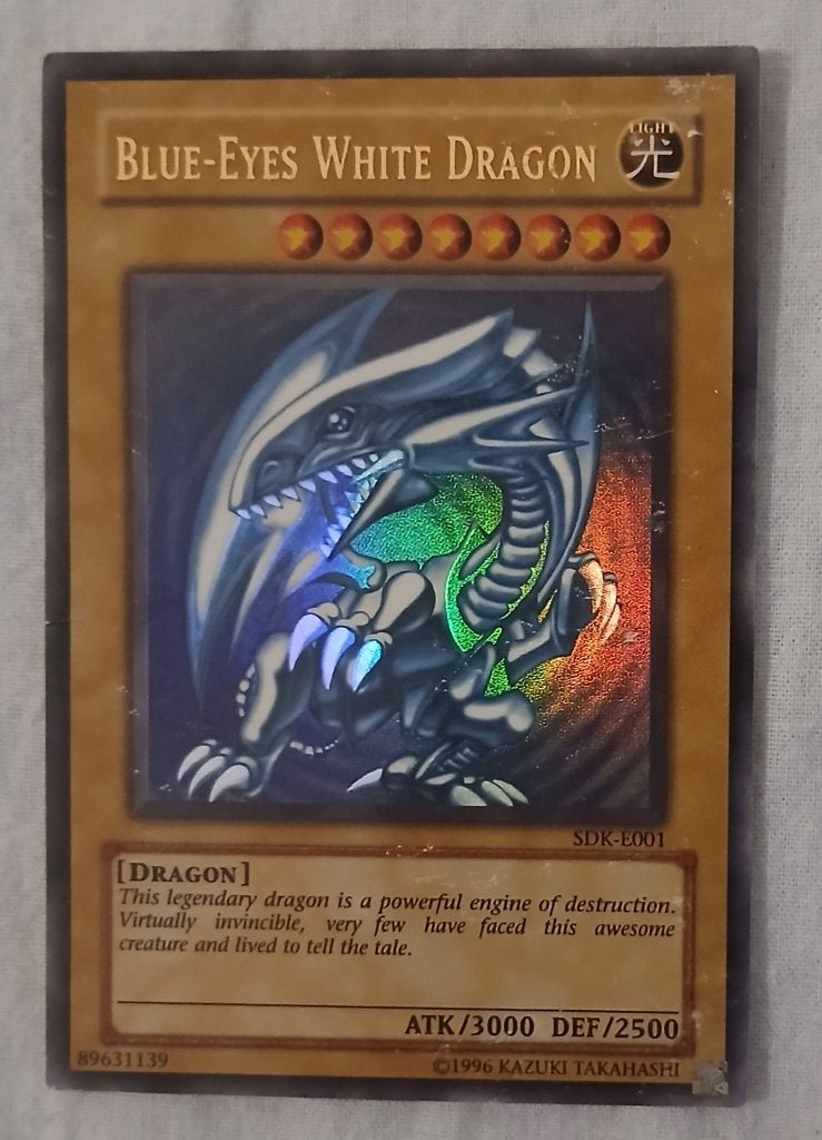 Yu-Gi-Oh! - Blue-Eyes White Dragon (SDK-E001) - Ultra Rare!!, Hobby en Vrije tijd, Verzamelkaartspellen | Yu-gi-Oh!, Ophalen of Verzenden