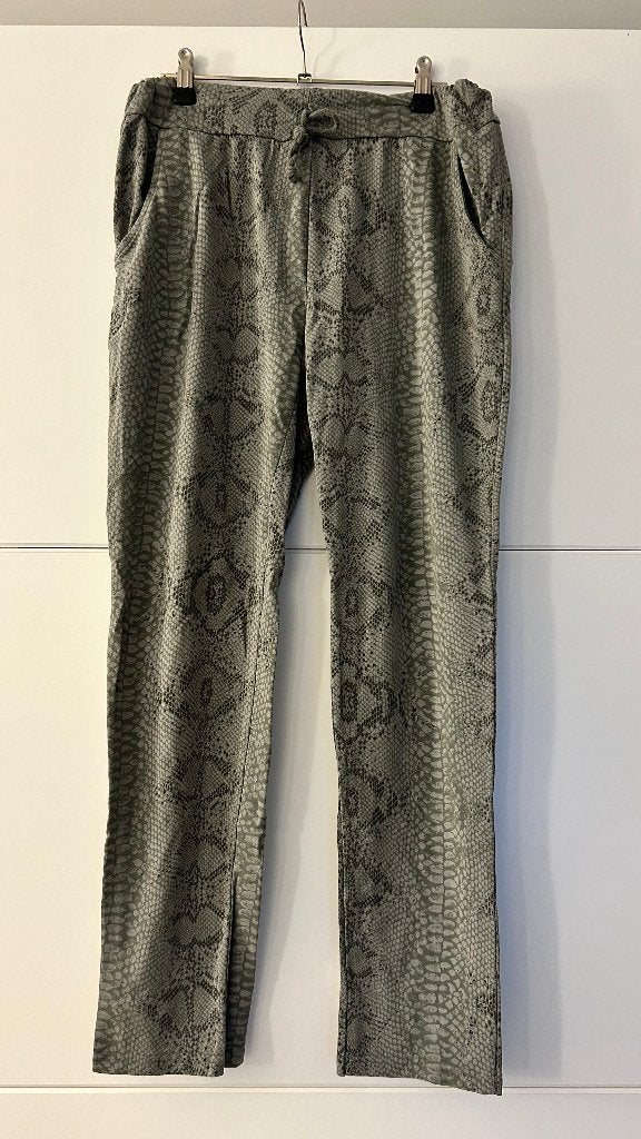 Grijze broek met slangenprint, Kleding | Dames, Maat 38/40 (M), Ophalen of Verzenden, Zo goed als nieuw, Lang