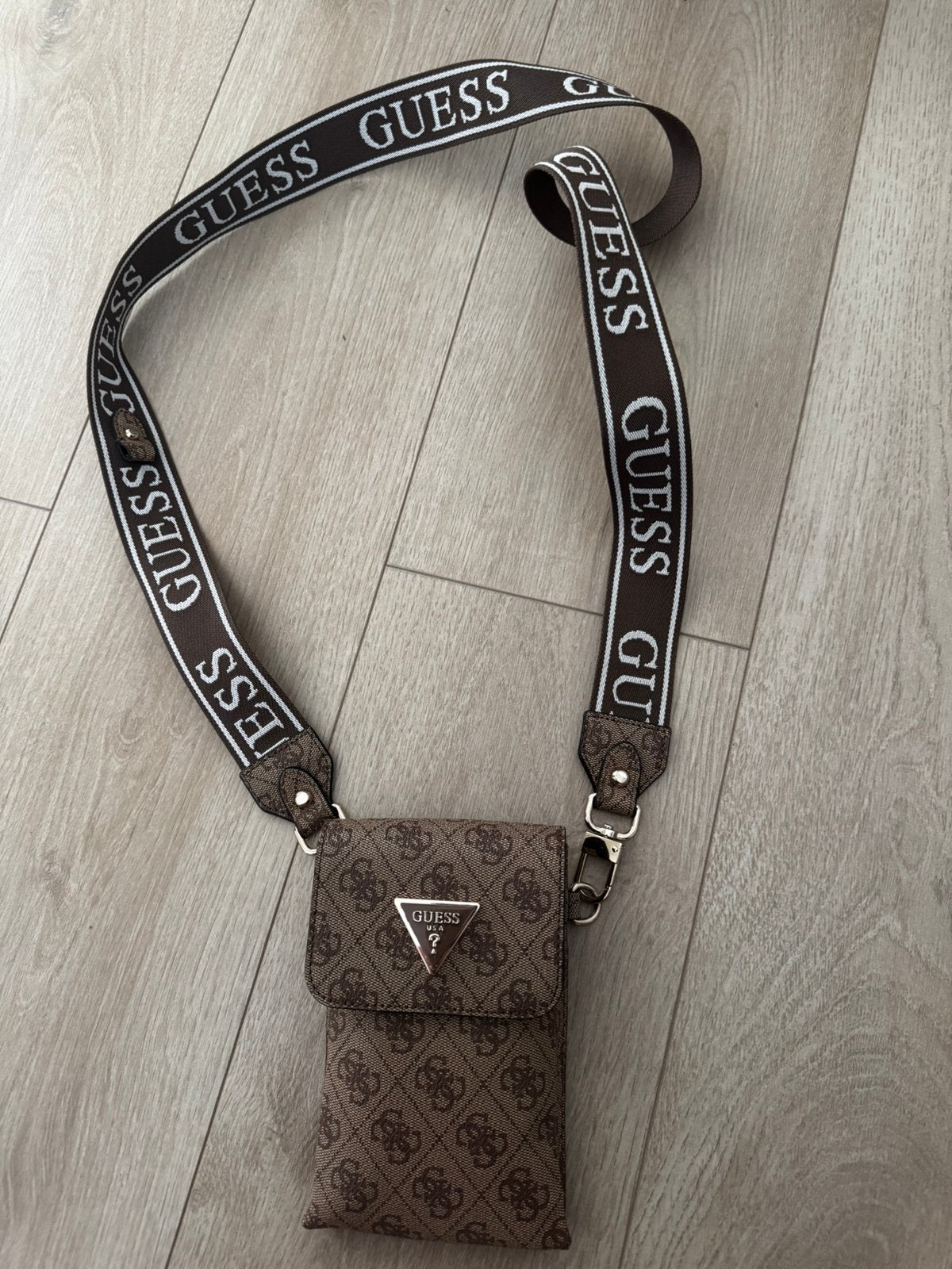 Sac bandouiliere Guess, Enlèvement, Comme neuf