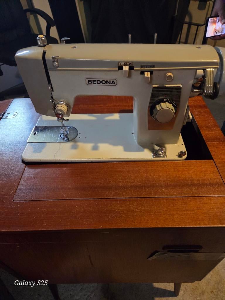 Te koop een antiek naaimachine van het merk begona in kastje, Enlèvement