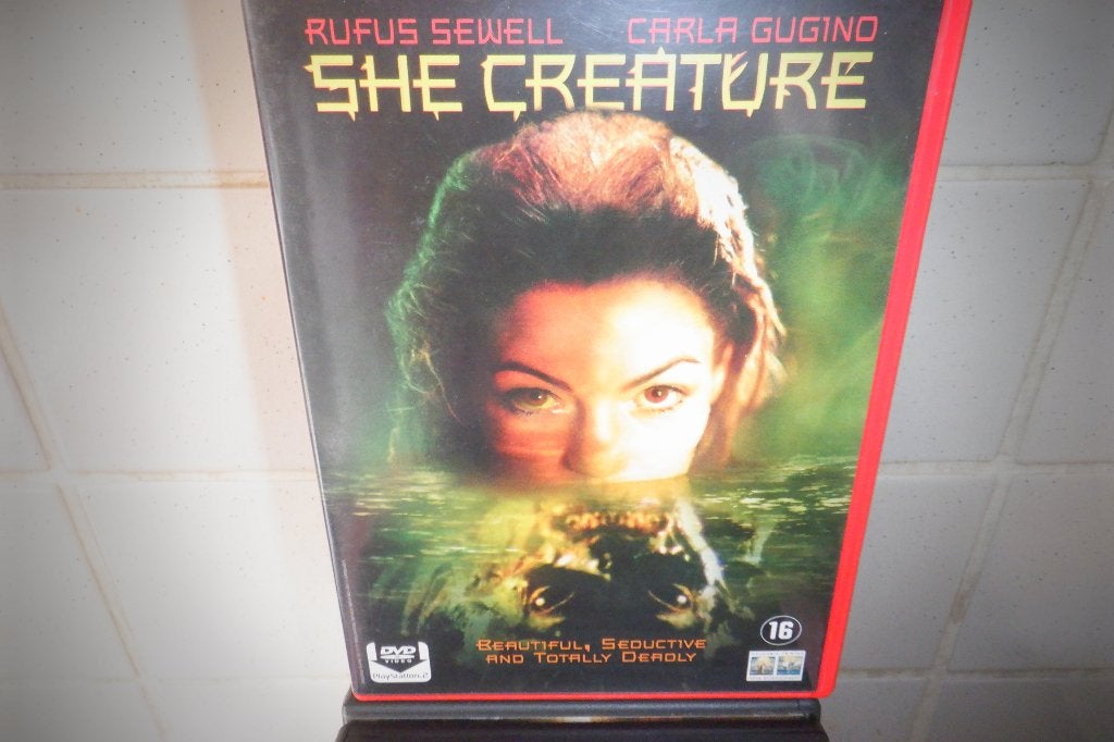 DVD She Creature.(Rufus Sewell & Carla Gugino), CD & DVD, DVD | Horreur, Comme neuf, Monstres, À partir de 16 ans, Enlèvement ou Envoi