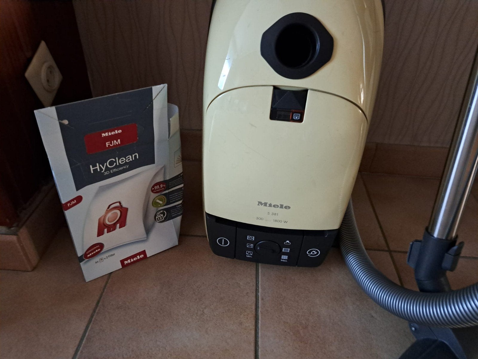 Aspirateur Miele S381 1800w à vendre, 1600 à 2000 watts, Enlèvement, Utilisé, Miele