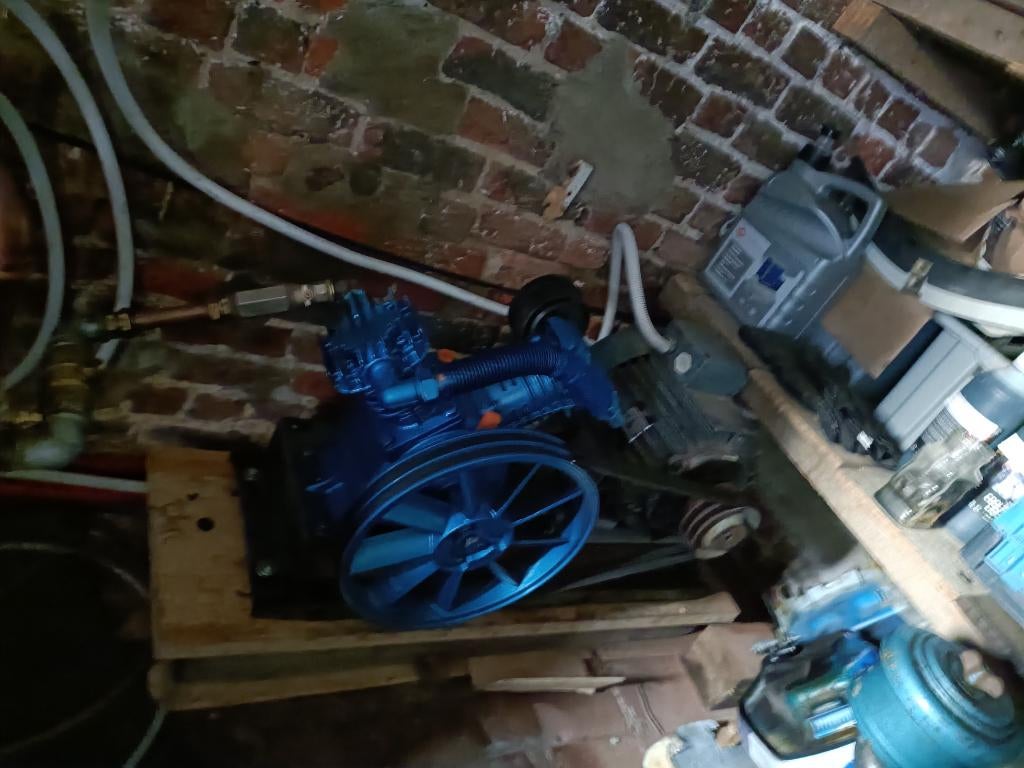 Industriële Compressor Installatie 5,5 kW Bijna Nieuw, Doe-het-zelf en Bouw, Compressors, Ophalen, Zo goed als nieuw, 6 tot 10 bar