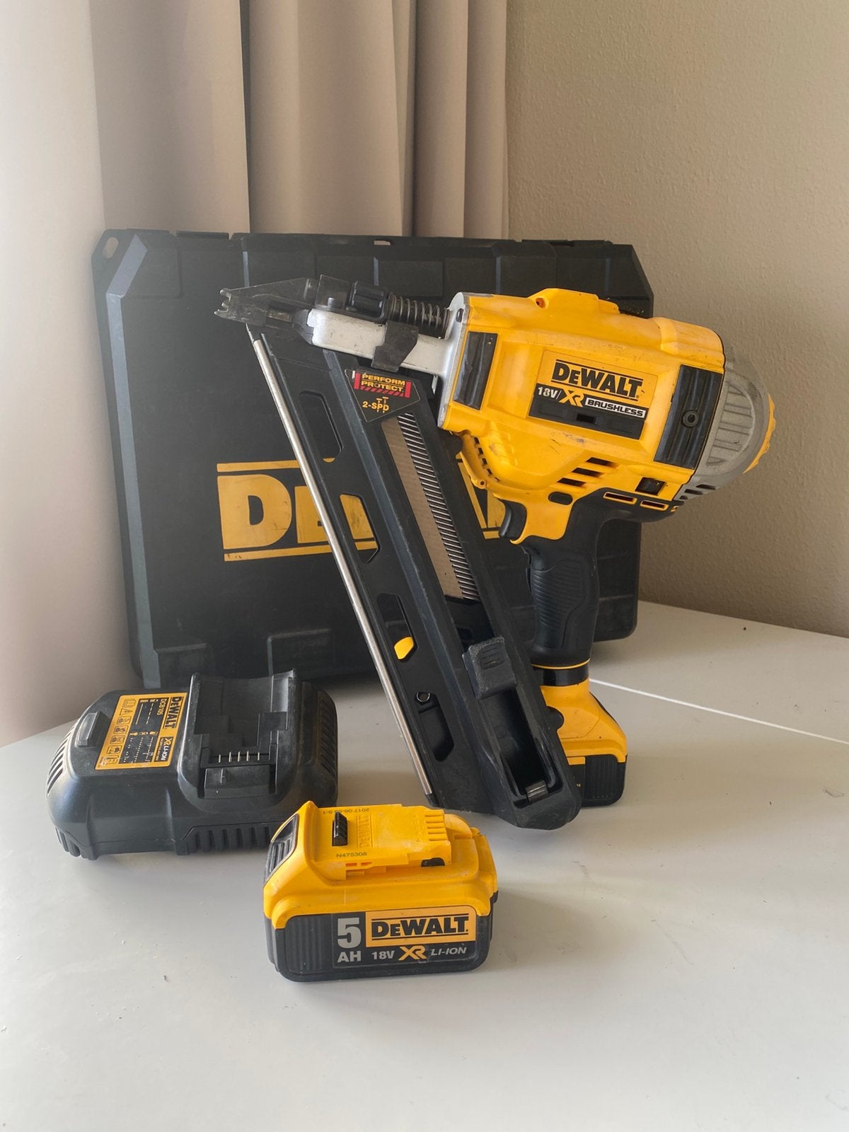 DeWALT DCN692 18V XR Nagelpistool + 2 Accu’s & Koffer, Ophalen of Verzenden, Zo goed als nieuw
