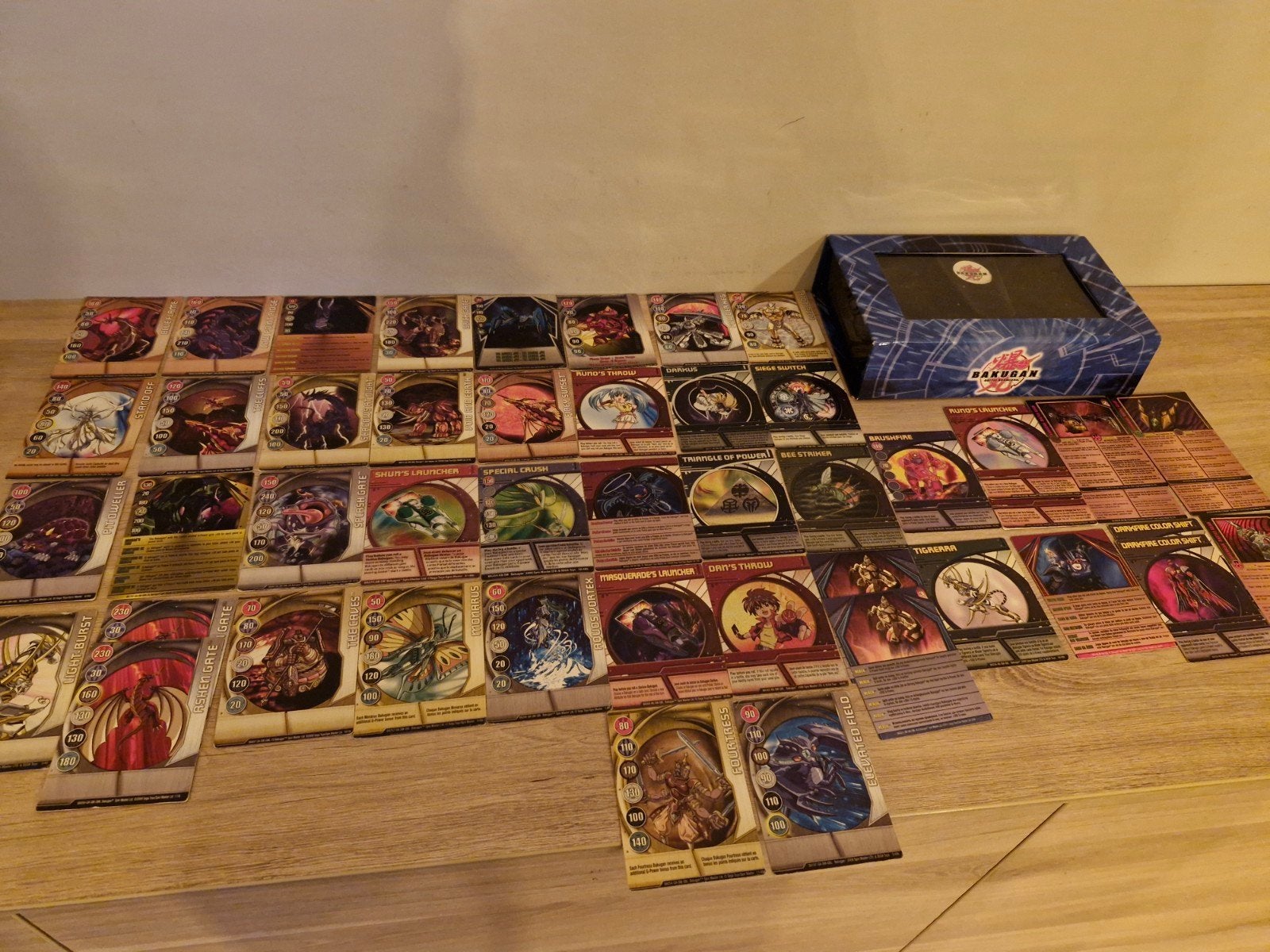 Bakugan Battle Brawlers , box met kaarten , gebruikte staat, Hobby en Vrije tijd, Ophalen of Verzenden, Gebruikt, Overige typen