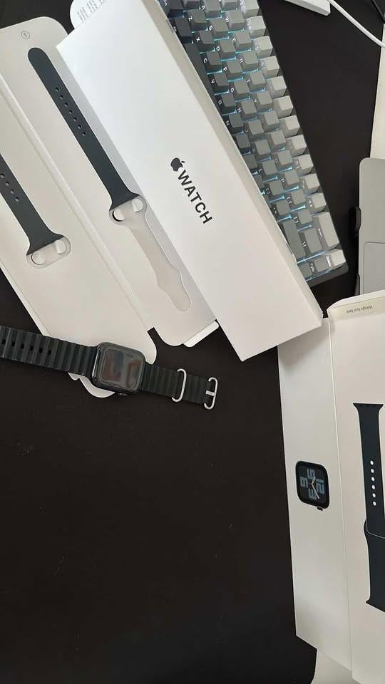 Apple Watch SE 44mm GPS – Donkerblauw – Topstaat – 2 bandjes, IOS, Comme neuf, Enlèvement, GPS
