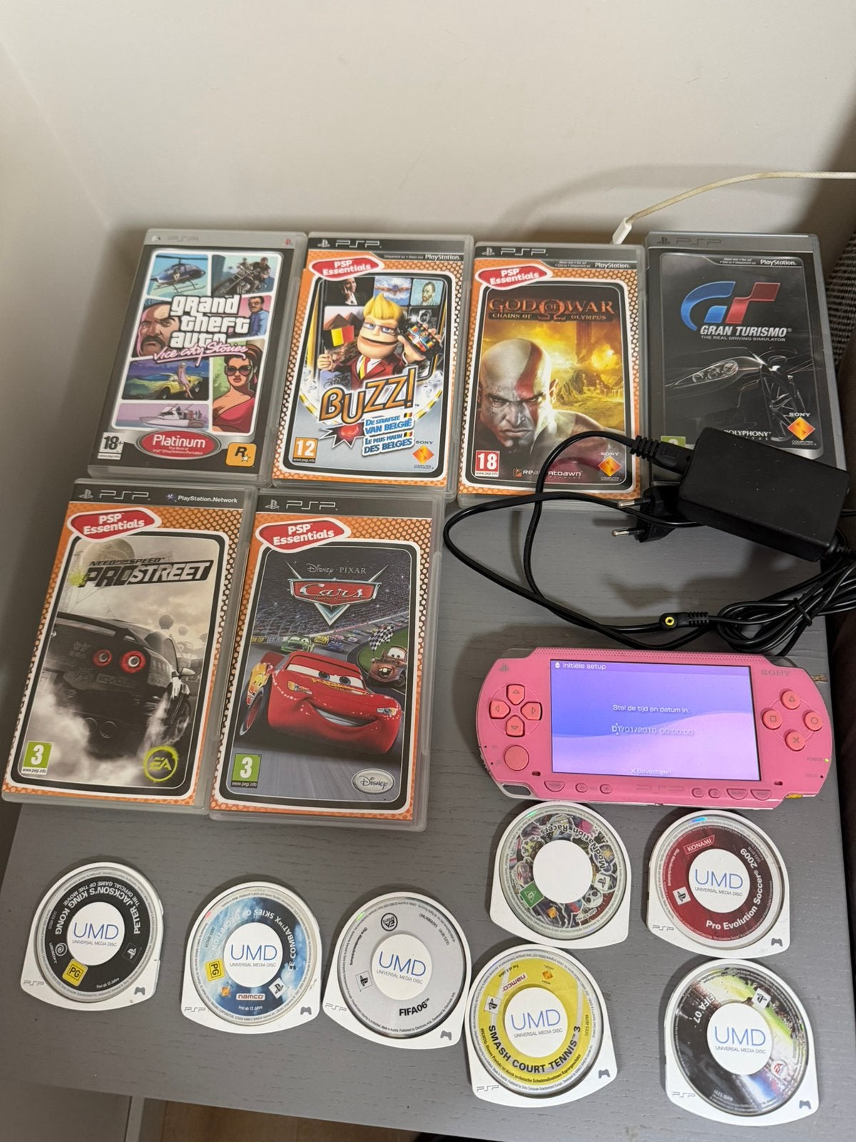 PSP Pink + 13 spellen,oplader en memorycard, Consoles de jeu & Jeux vidéo, Consoles de jeu | Sony PSP, Comme neuf, PSP, Rose, Enlèvement ou Envoi