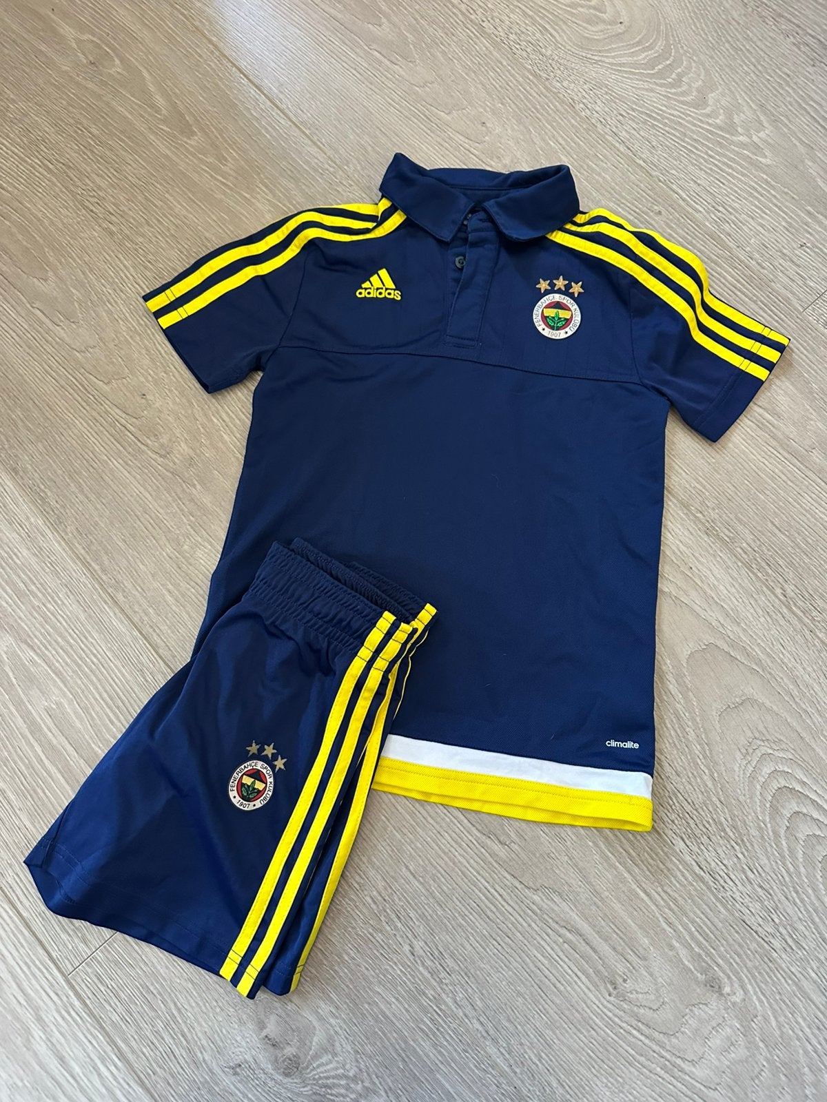 Titel: Originele Adidas Fenerbahçe SK voetbaltenue/ maat 140, Enfants & Bébés, Enlèvement ou Envoi, Utilisé, Ensemble