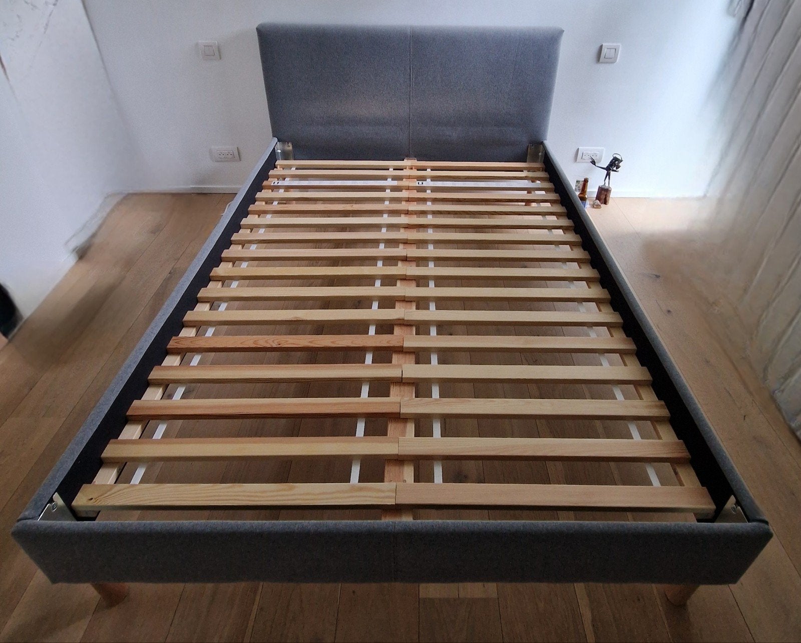 Bed frame upholstered in grey fabric, Ophalen