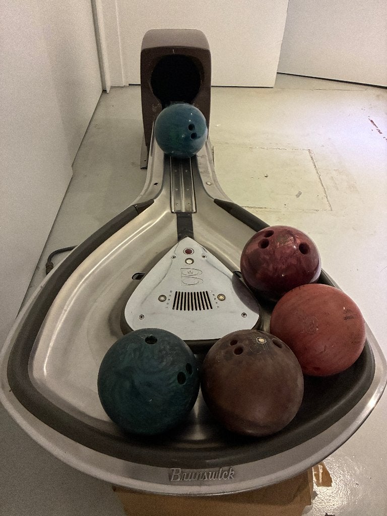 Vintage Brunswick bowling ball return, Ophalen