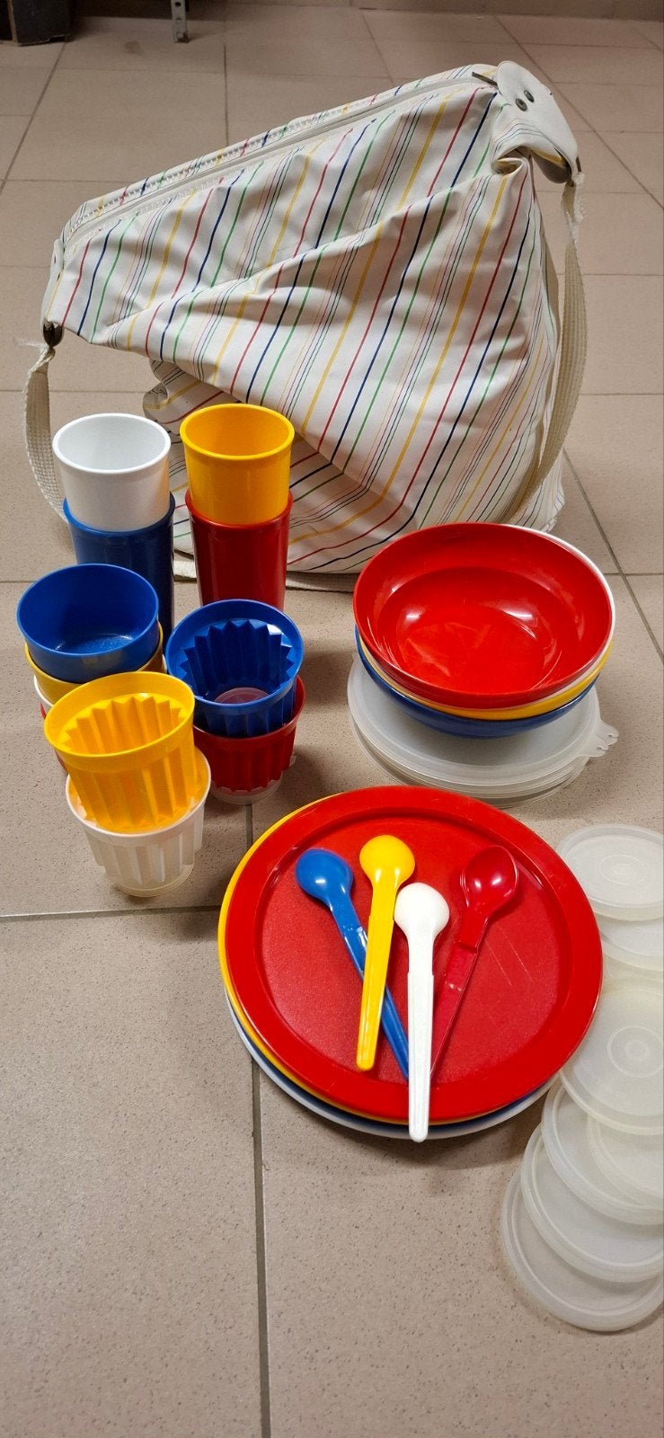 Picknick set  Tupperware met draagtas, Maison & Meubles, Cuisine| Tupperware, Enlèvement