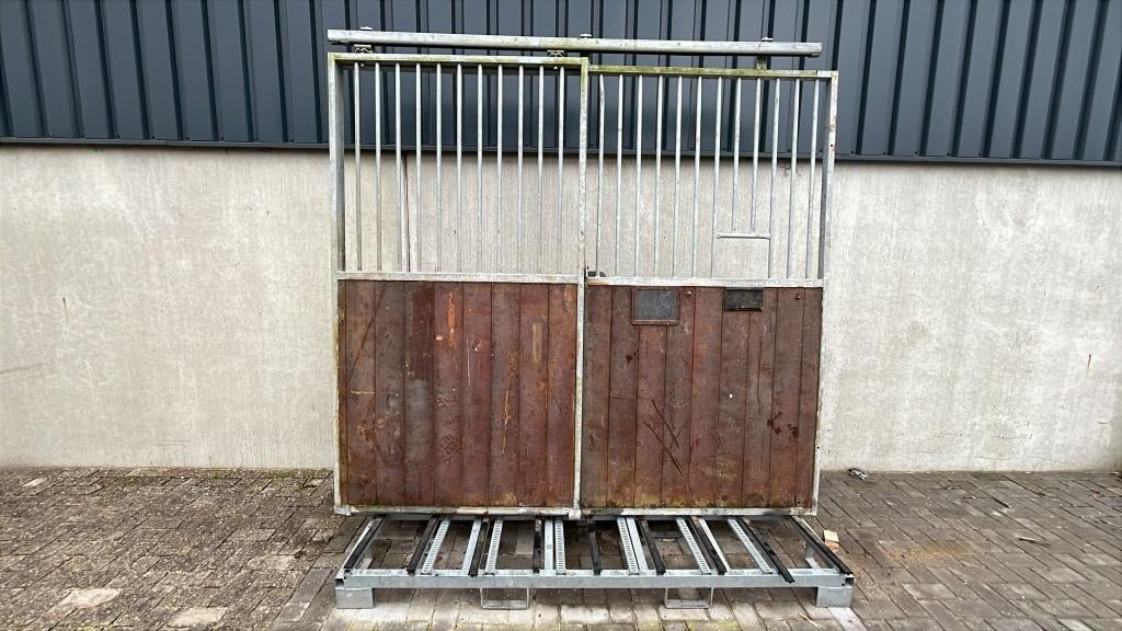 Voorwand met schuifdeur | 2420 x 2300 mm | goede staat, Pâturage, 4 chevaux ou poneys ou plus