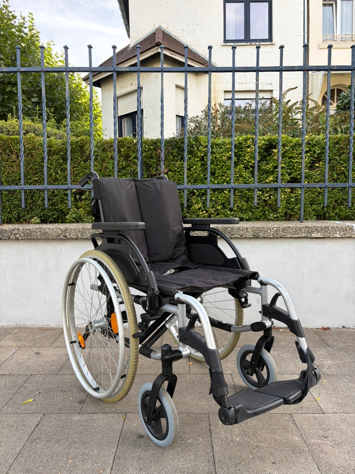 Chaise roulante pliable Breezy etat neuf, Divers, Chaises roulantes, Enlèvement ou Envoi, Pliant, Comme neuf, Fauteuil roulant manuel