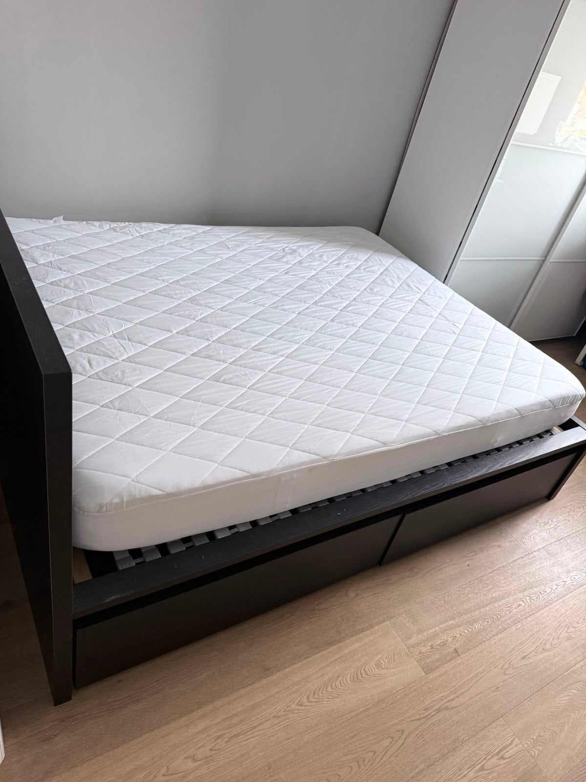 Lit Ikea et matelas en mousse, en très bon état, Queen size, Comme neuf, Enlèvement, 200 cm