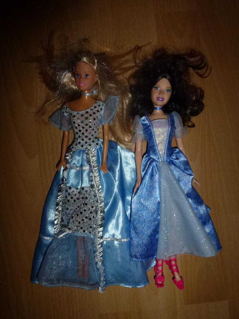 Barbies lot de 2, Enfants & Bébés, Jouets | Poupées, Enlèvement ou Envoi, Utilisé, Barbie