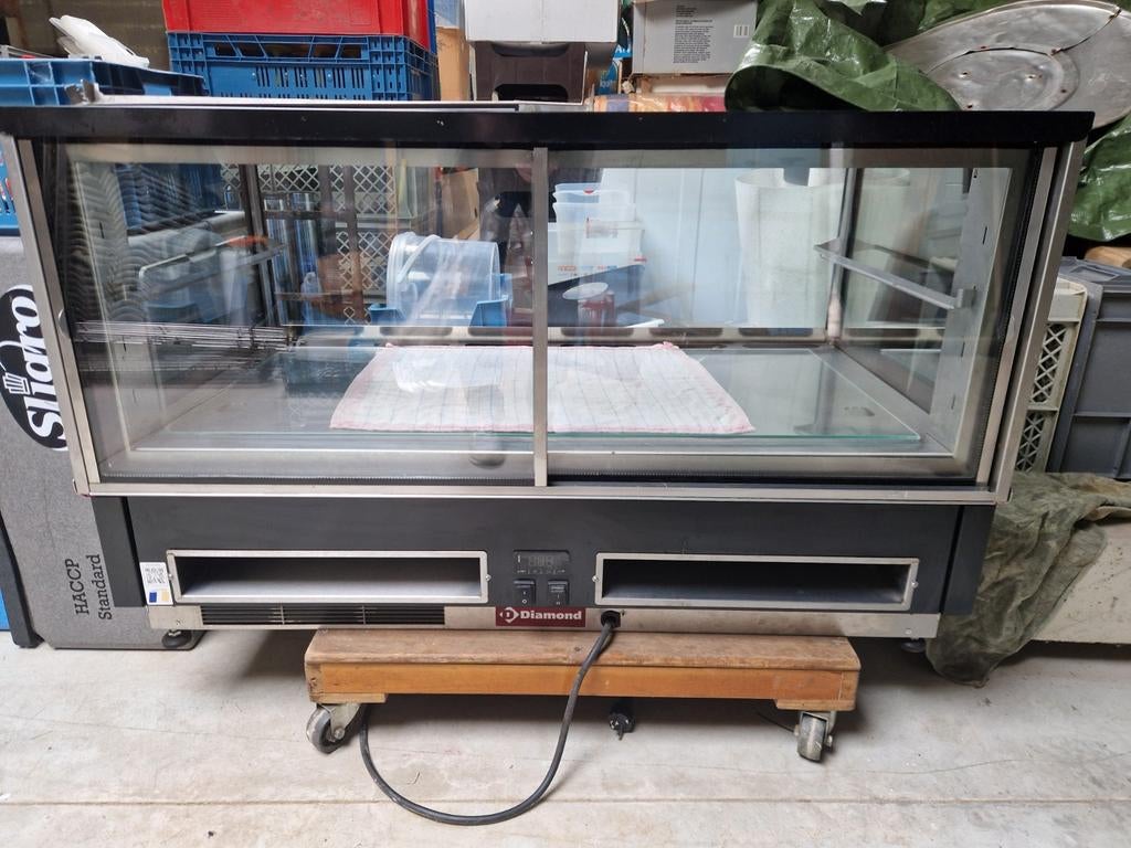 VERWARMDE VITRINEKAST MET DIAMANT