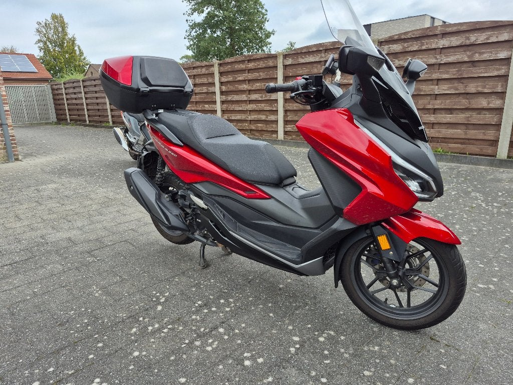 Superbe Honda Forza 350 avec boîtier  intelligent et GPS, Motos, Scooter, Occasion, ABS, Particulier