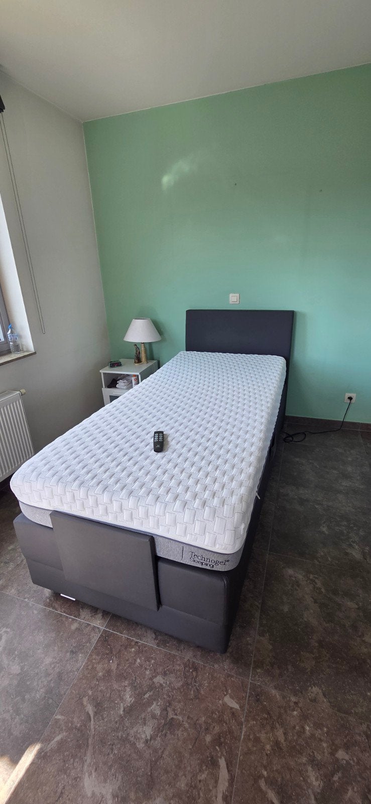 Elektrisch bed met afstandsbediening.Sleepworld, Ophalen