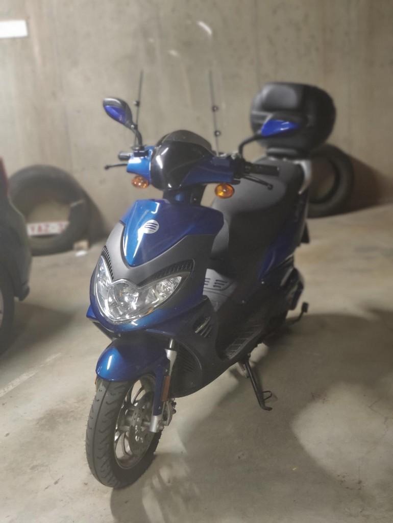 Blauwe elektrische Scooter, Fietsen en Brommers, Ophalen, Elektrisch, Zo goed als nieuw, E-drive